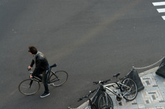 革ジャンが似合う自転車に乗った男