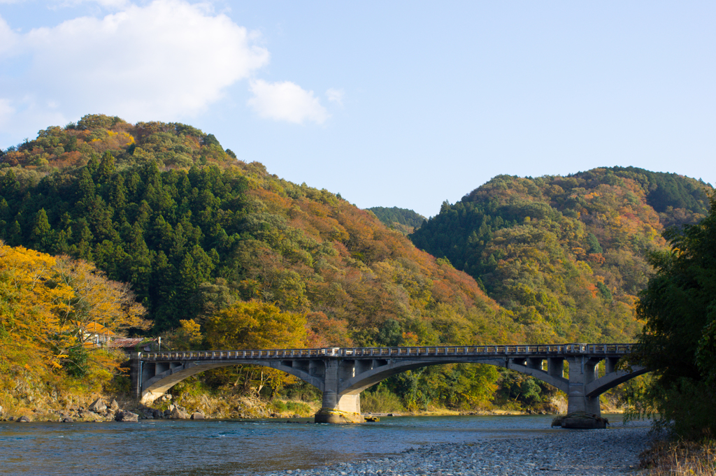 境橋と紅葉