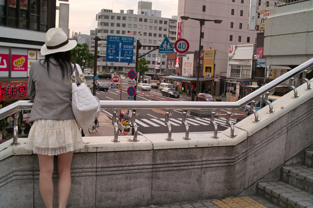 街と女性