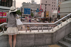 街と女性