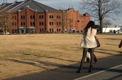 赤レンガ倉庫と女性＠yokohama
