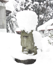 雪の中でがんばる狛犬