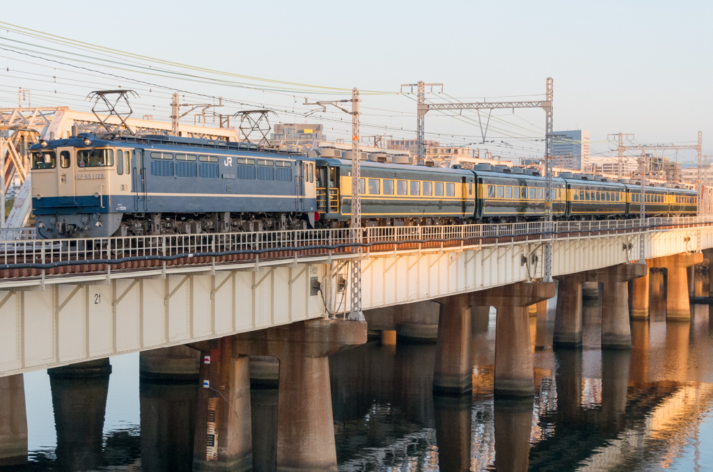 EF65 1128[サロンカーなにわ]
