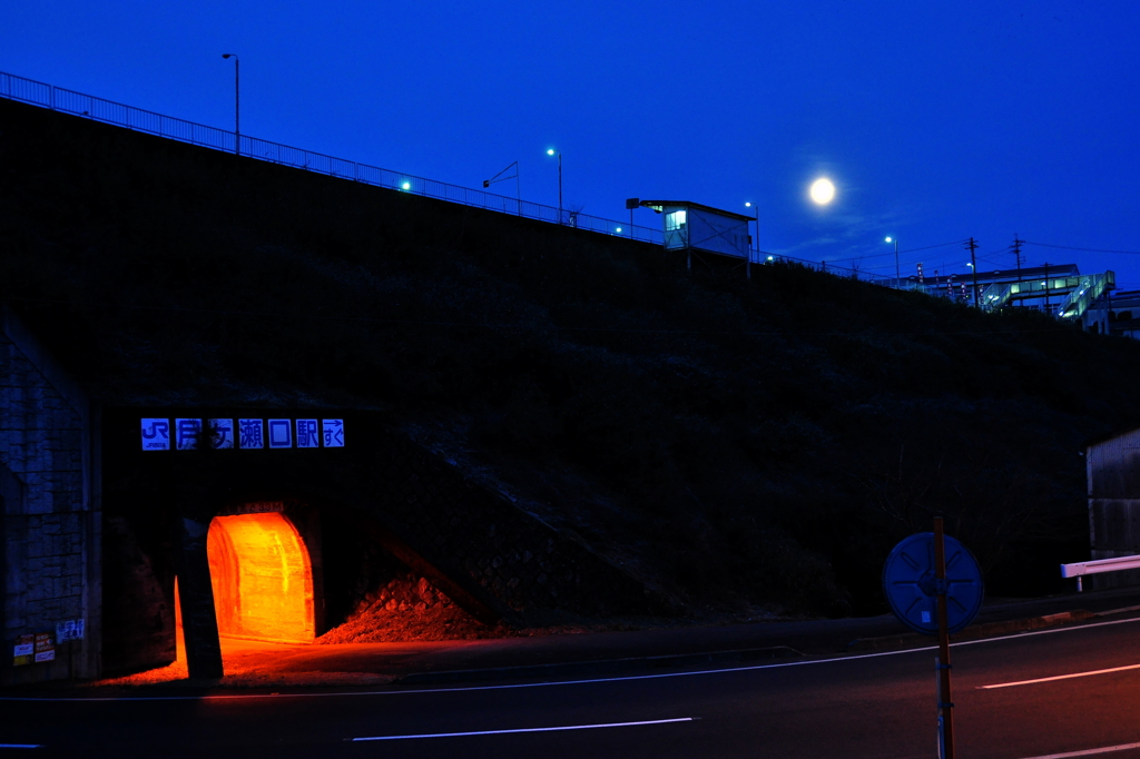月輝く駅への入口