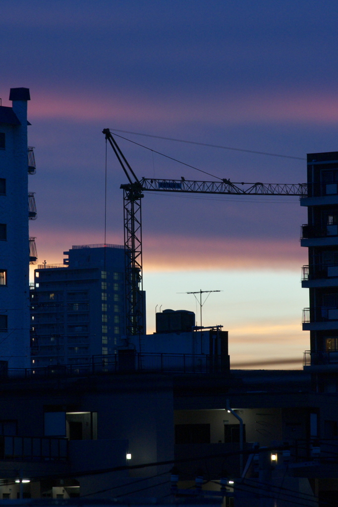 ビルの谷間に臨む夕焼け