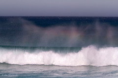 波の上の虹