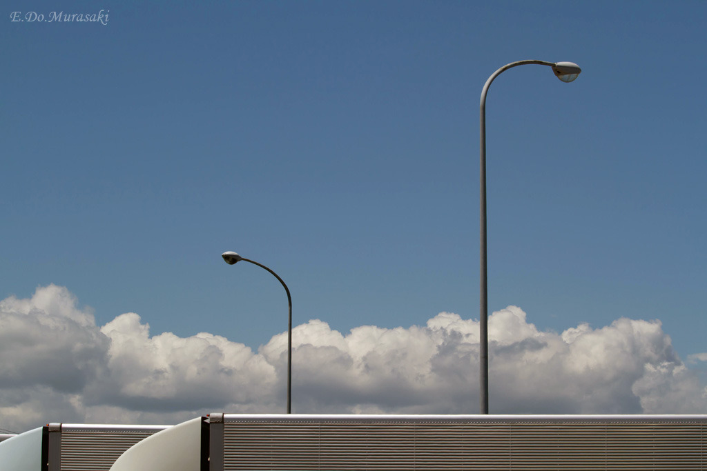 トラックと入道雲