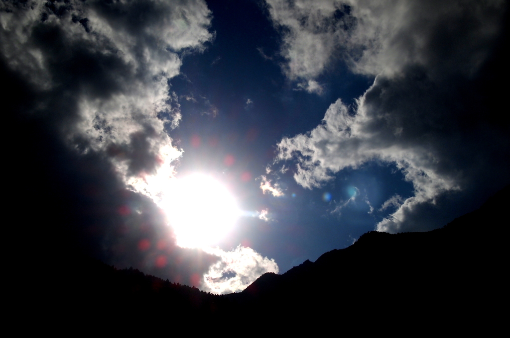 雲の合間から。