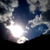 雲の合間から。