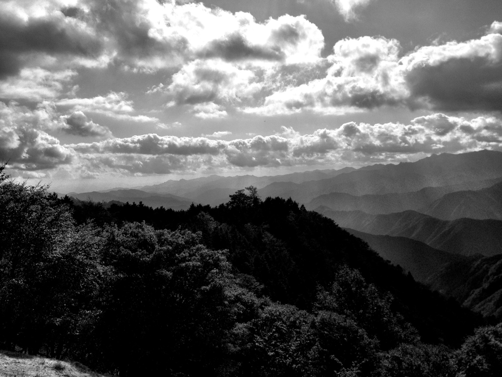 モノクロ山脈と雲。