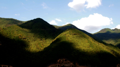 陰る山。