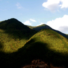 陰る山。