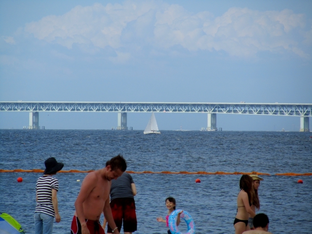 ホワイトヨットと連絡橋。