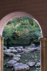 アーチの向こう