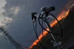 自転車と夕日と鉄塔と