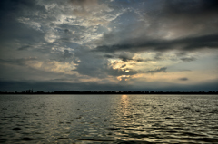 湖上の暗雲