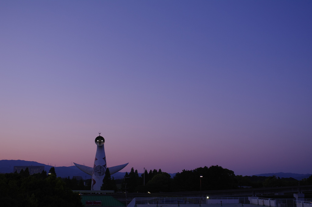 太陽の塔　夕景