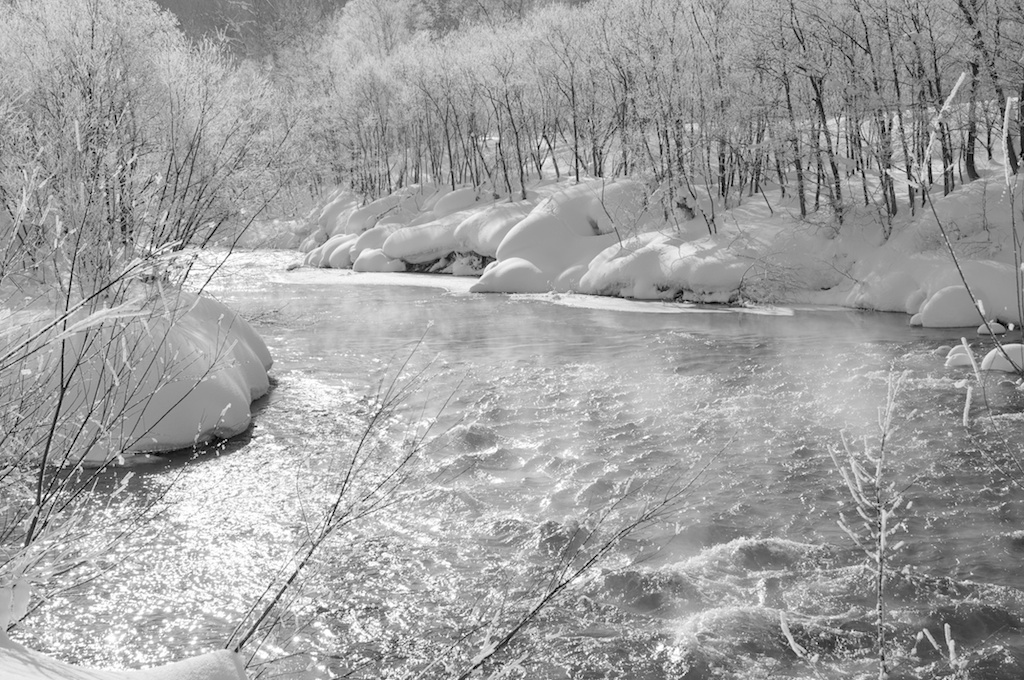 冬を流れる尻別川
