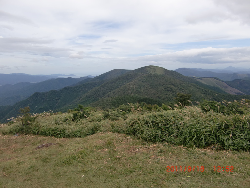 大江山　鳩ヶ峰から鍋塚を望む