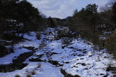雪に染まる渓谷