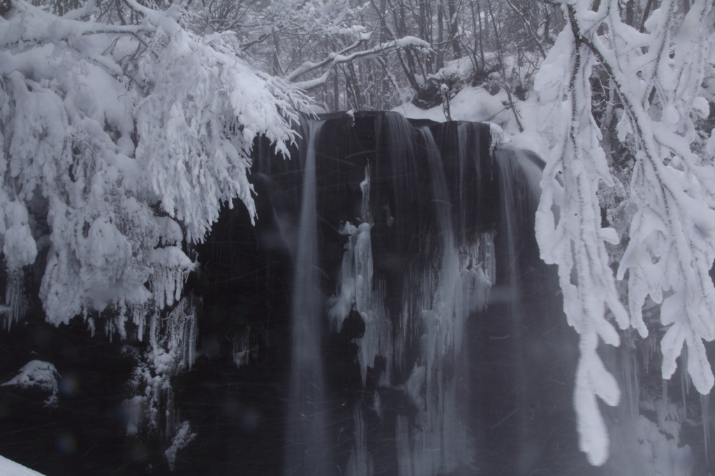 雪と滝