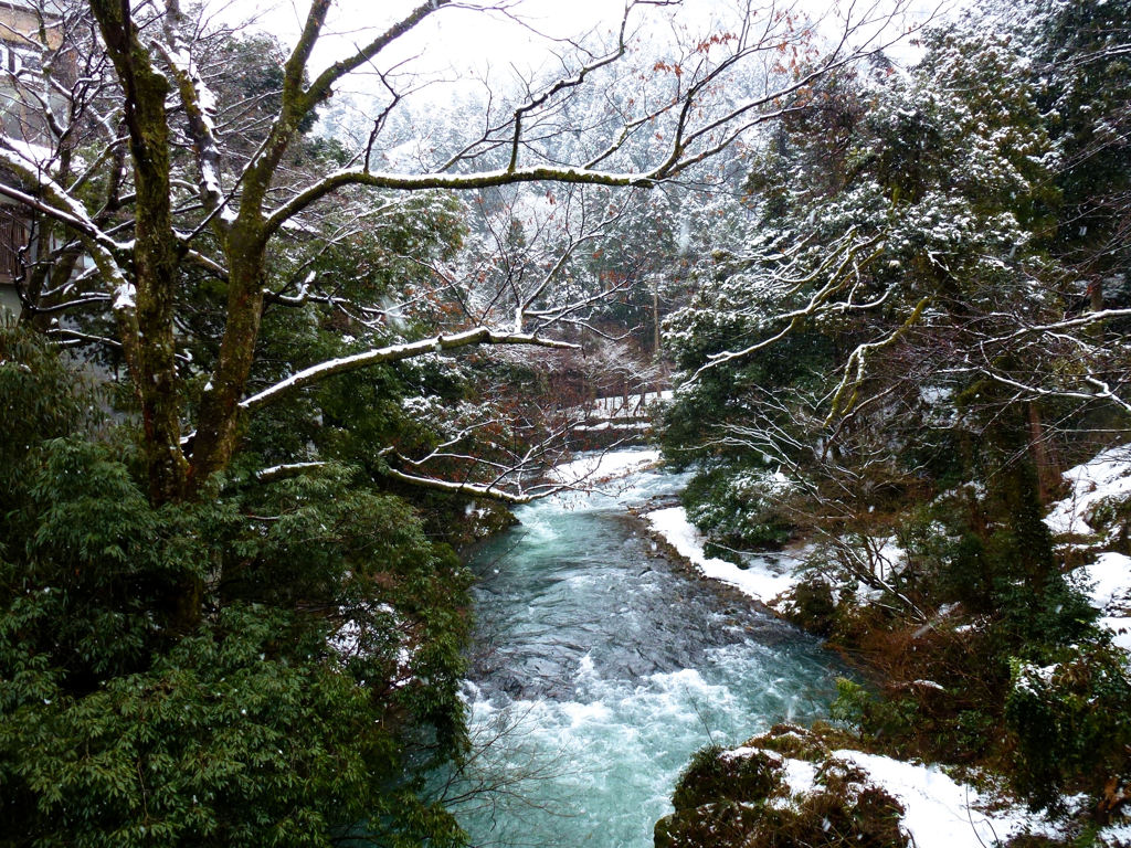 雪の渓流