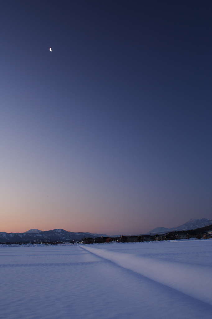 妙高山構える雪原の朝焼け