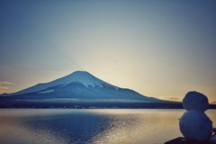 夕焼けと雪だるま