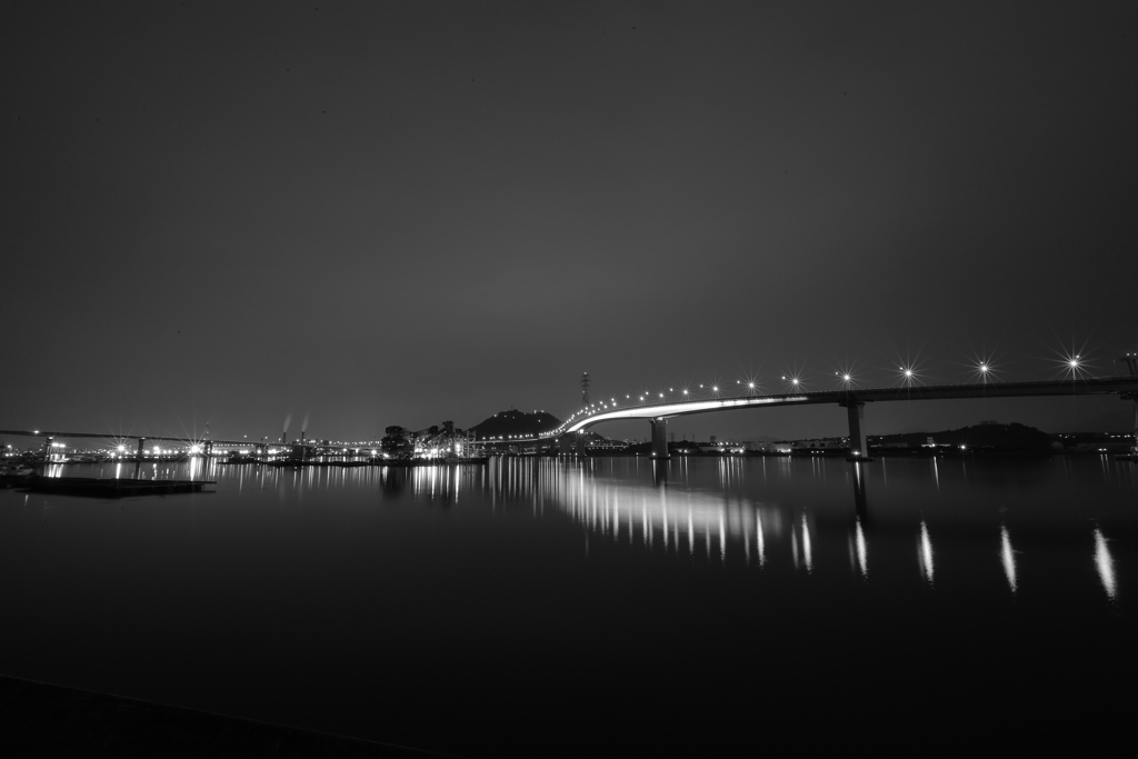 海田大橋モノクロ写真