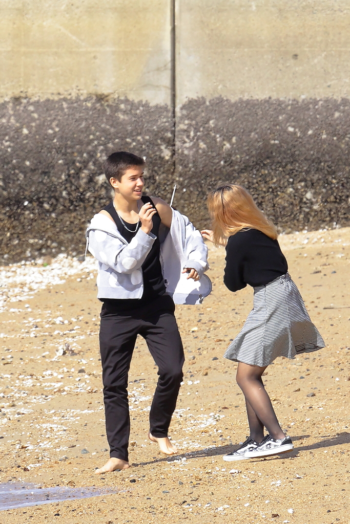 浜辺でたわむれる