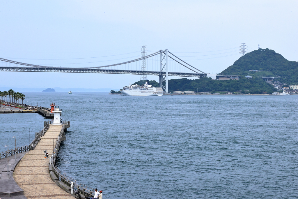 関門海峡をゆく旅客船