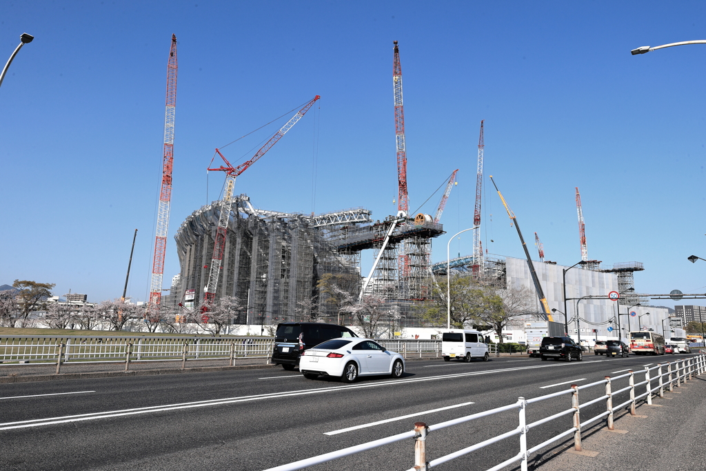 広島のサッカースタジアム建設中