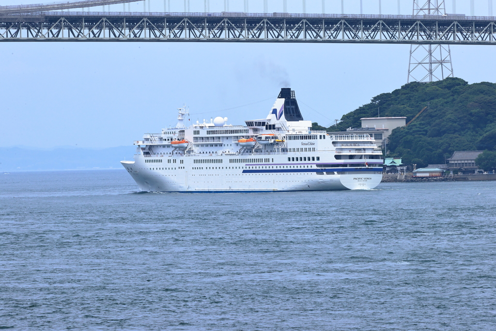 関門海峡をゆく旅客船