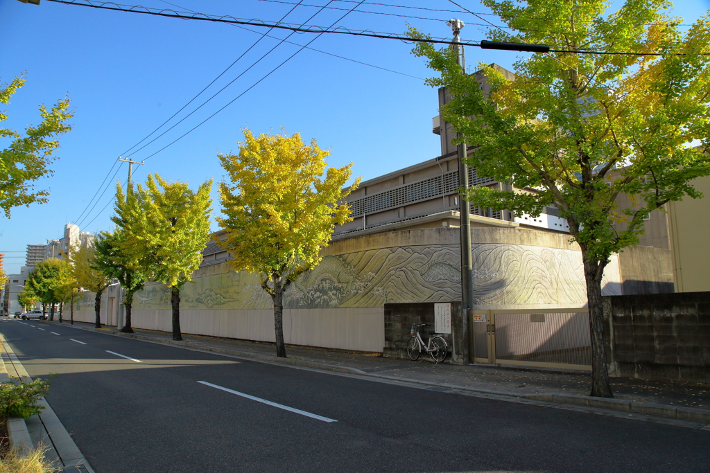 広島拘置所外壁絵巻　『入野忠芳画』