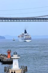 関門海峡をゆく旅客船