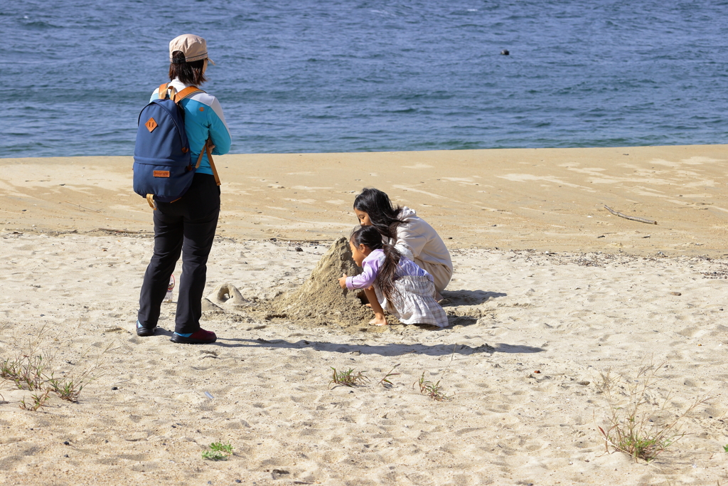 砂浜で砂山遊び