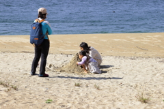 砂浜で砂山遊び