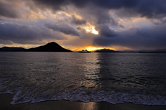 日が沈む安芸の小富士と厳島