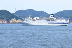 関門海峡をゆく旅客船
