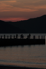 夕暮れ時の波止場