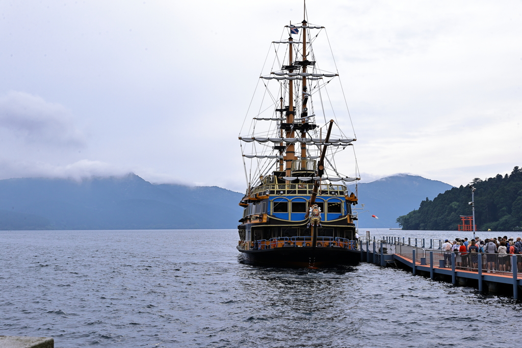 梅雨時期の旅行　海賊船遊覧船