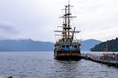 梅雨時期の旅行　海賊船遊覧船
