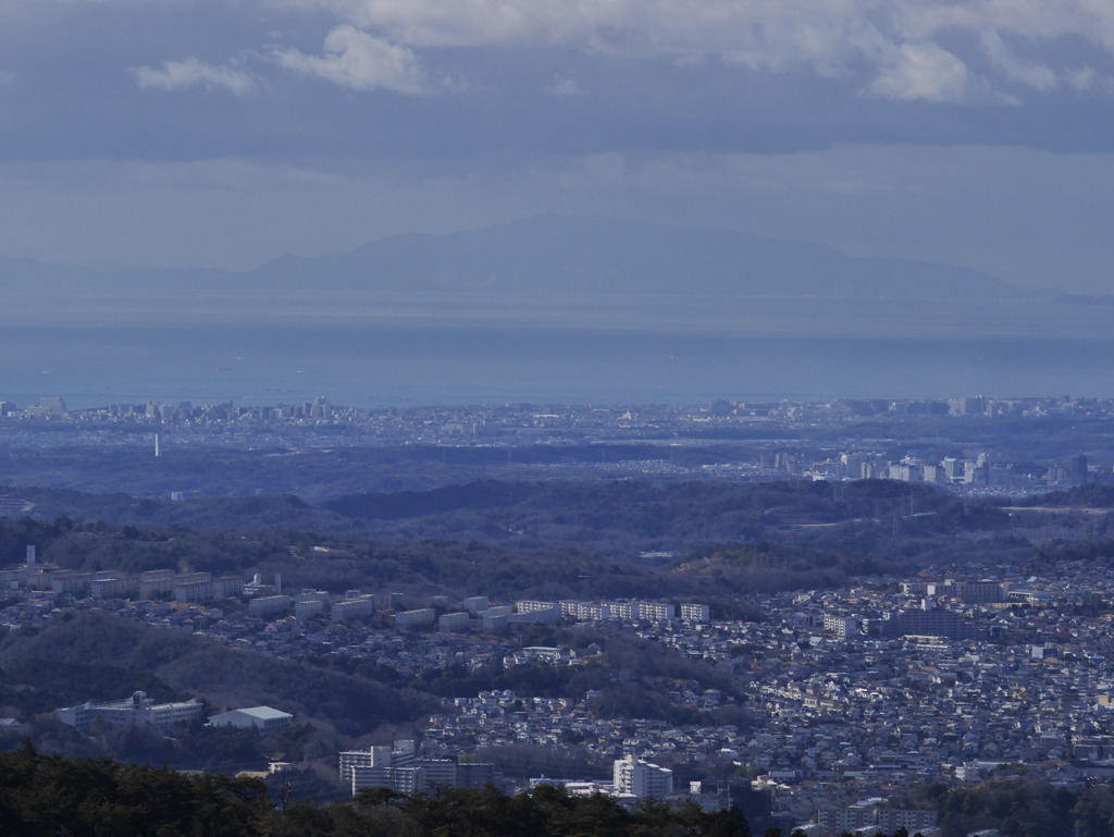 遠くに四国が見える