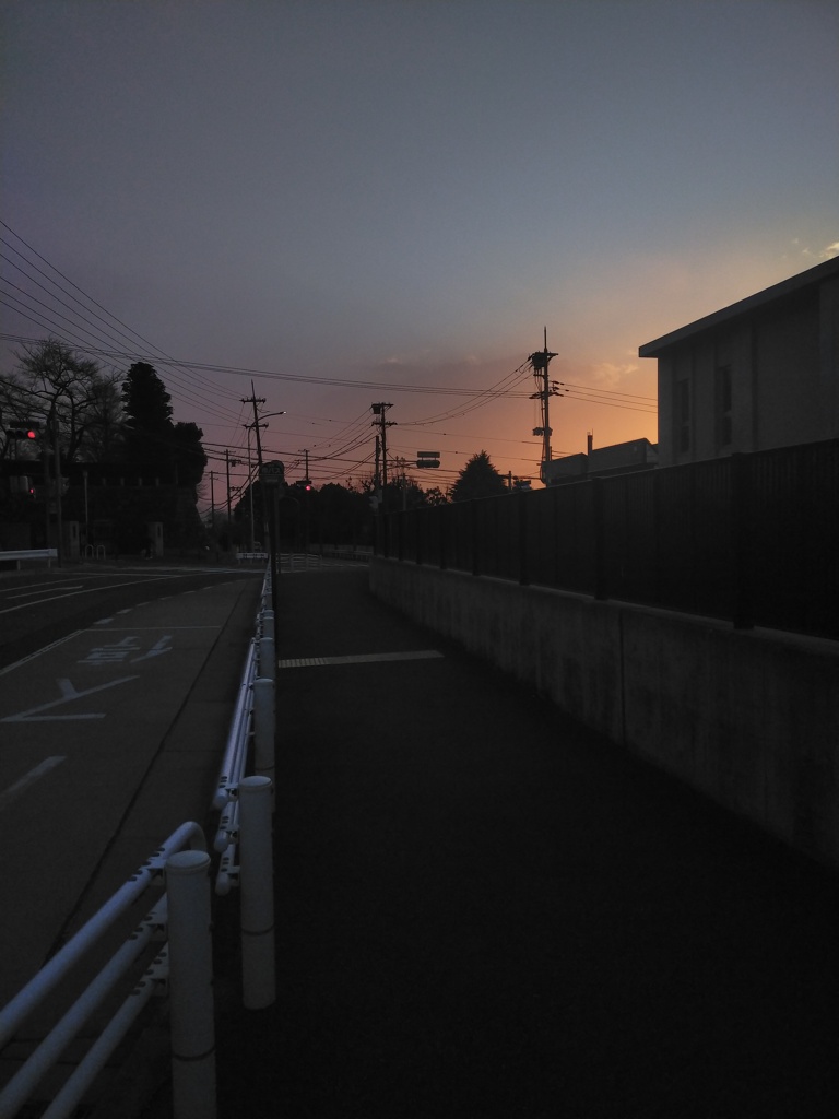 朝まだき