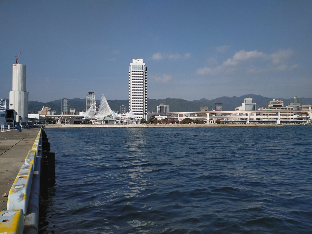 メリケン波止場から望む摩耶山系とハーバーランド