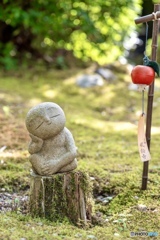 可愛いお地蔵さんと風鈴のある和の風景