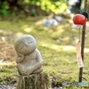 可愛いお地蔵さんと風鈴のある和の風景