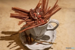 芸術的な削りチョコのホットドリンク