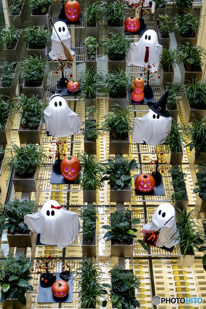 商業施設のハロウィン装飾と可愛いお化けたちの展示