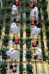 商業施設のハロウィン装飾と可愛いお化けたちの展示